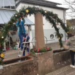Der Weihnachtsbrunnen wurde vom Pfälzer Waldverein geschmückt